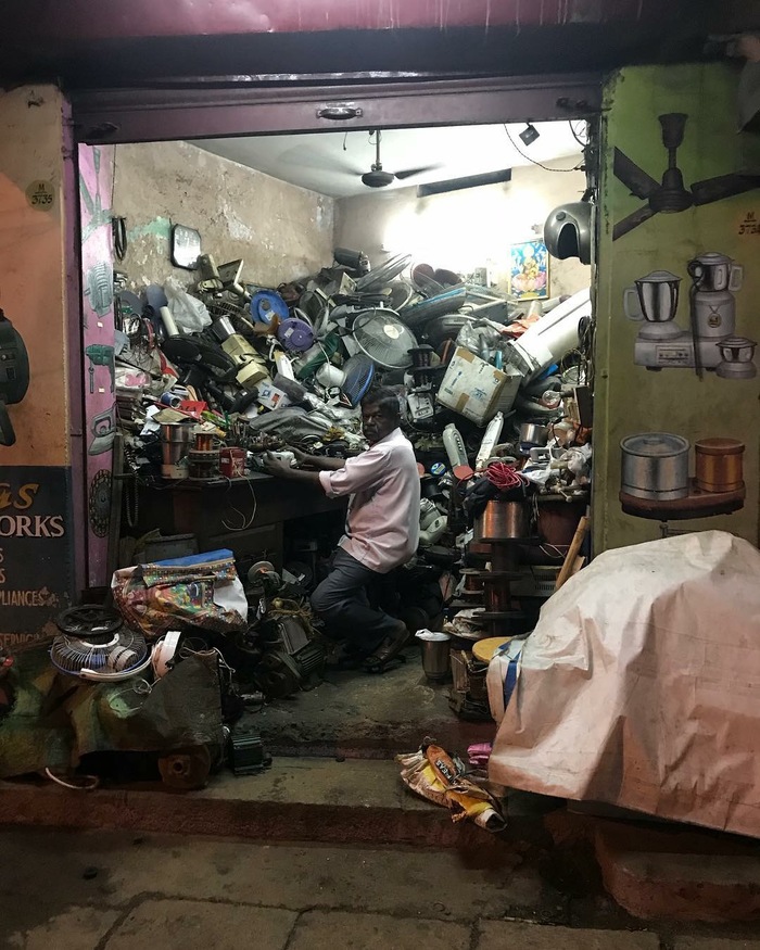 Trivandrum (India) Riding a bike through the outskirts of India, you can see these ... What do you think? - My, Travelers, India, Amazing, Score, Workshop, Trash, A life, Poverty