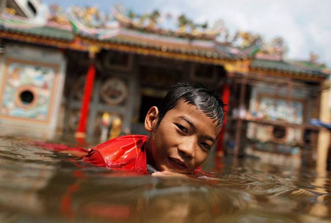 How resourceful Thais swim in flooded Bangkok - Bangkok, The photo, Потоп, Longpost