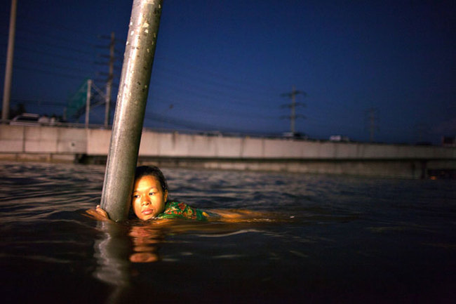 How resourceful Thais swim in flooded Bangkok - Bangkok, The photo, Потоп, Longpost