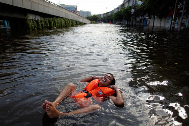 How resourceful Thais swim in flooded Bangkok - Bangkok, The photo, Потоп, Longpost