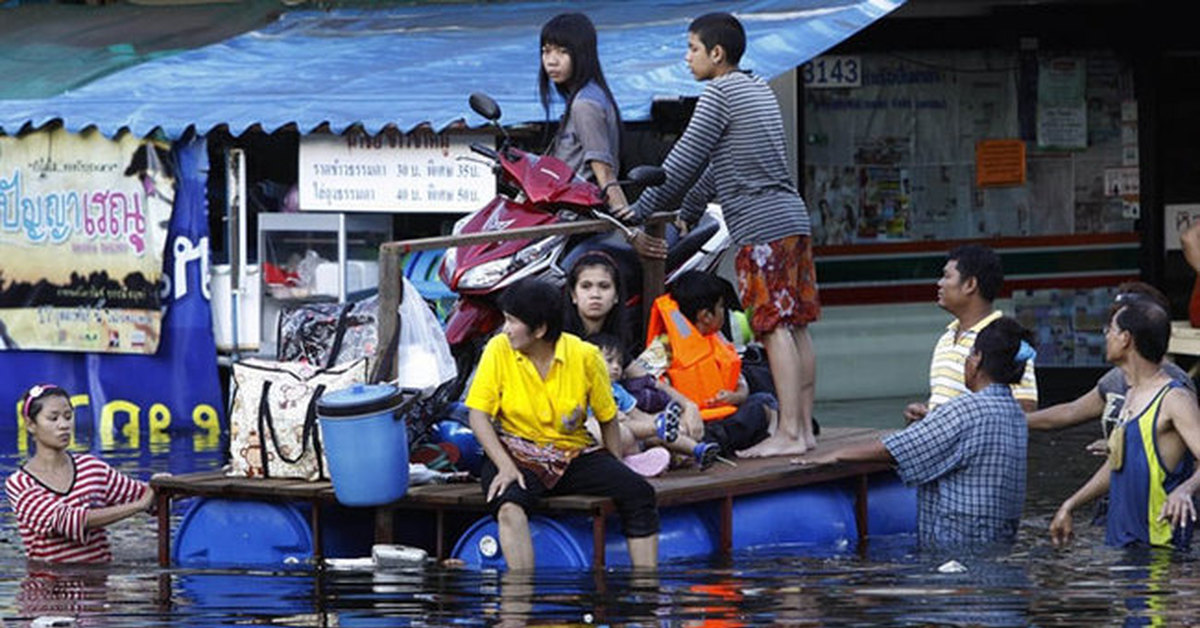 Бангкок с детьми. Наводнение в Тайланде. Наводнение в Бангкоке. Наводнение в Тайланде 2011. Бангкок затоплен.