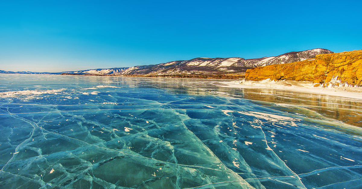 Трещина на байкале. Байкал трещины на льду. Лед Байкала. Озеро Байкал трещина.
