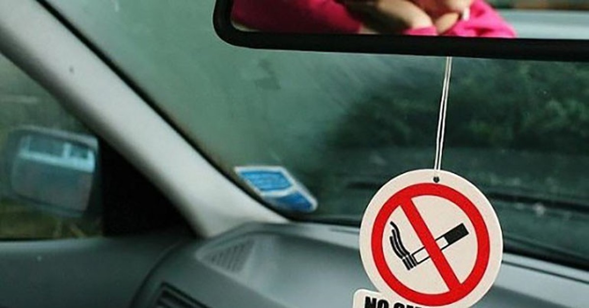 Можно курить в машине. Курение в автомобиле. Курение за рулем. Курение за рулем запрещено. Курит в машине.