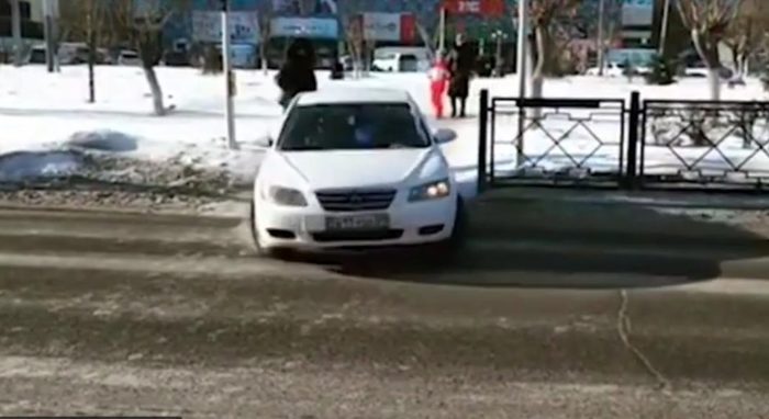 A driver who “shortened” the road on Metallurgov Avenue will pay a fine [Temirtau, Kazakhstan] - Kazakhstan, Temirtau, Autoham, Violation of traffic rules, Video, Crosswalk