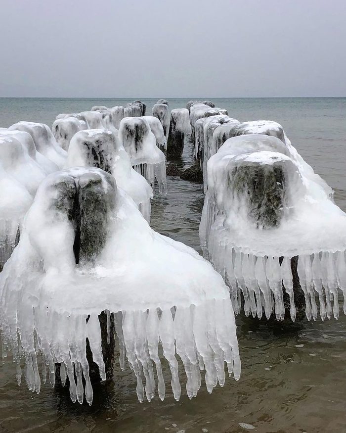 Ледяные узоры на побережье в Зеленоградске