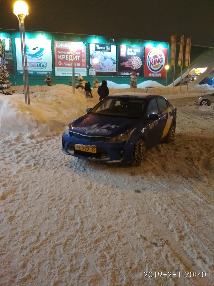 Nothing out of the ordinary, just a Yandex taxi waiting on the sidewalk. - My, Неправильная парковка, Yandex Taxi, Parking Wizard, Taxi, Cattle, Longpost