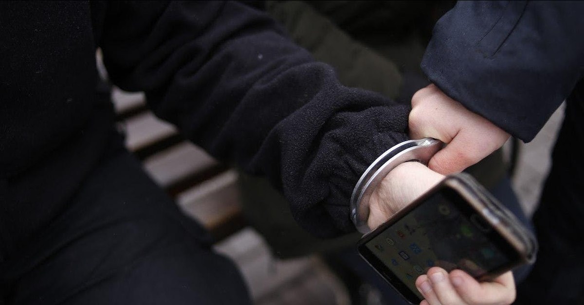 В Краснодоне мужчина отобрал у женщины мобильный телефон