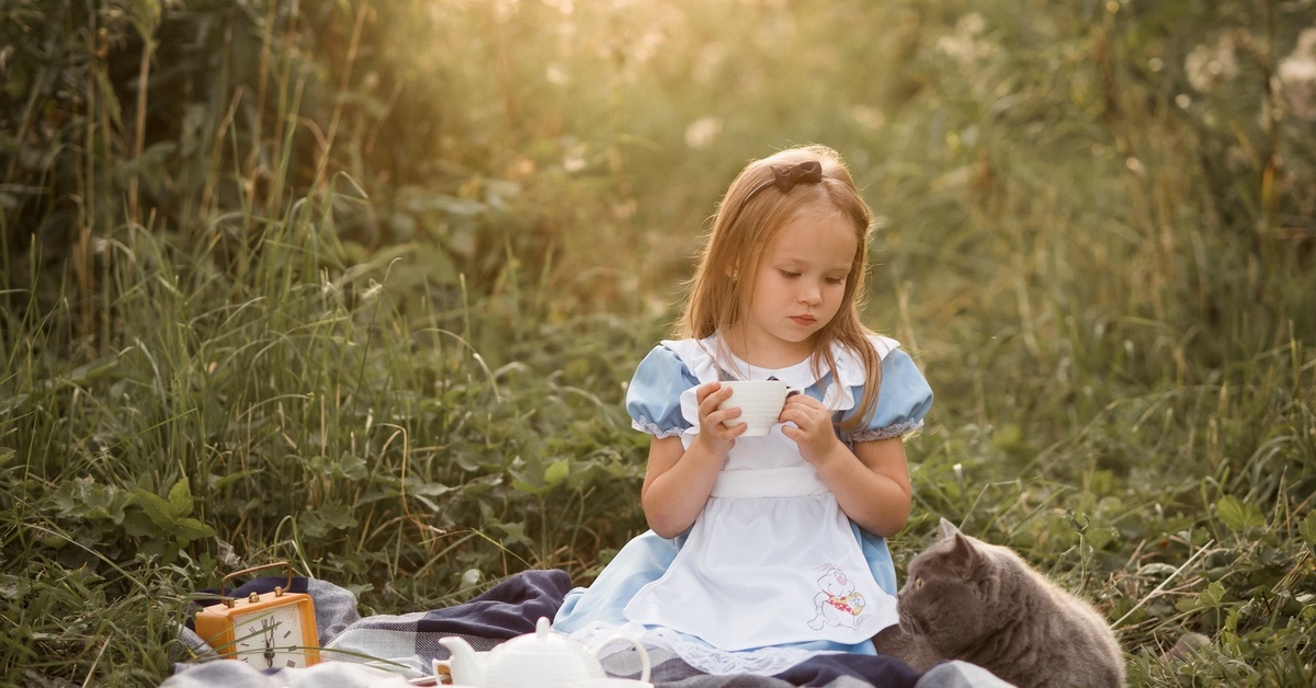 Алиса можно девочка. Девочка с котом. Девочка Алиса. Дети и коты. 1944 X 600 дети.