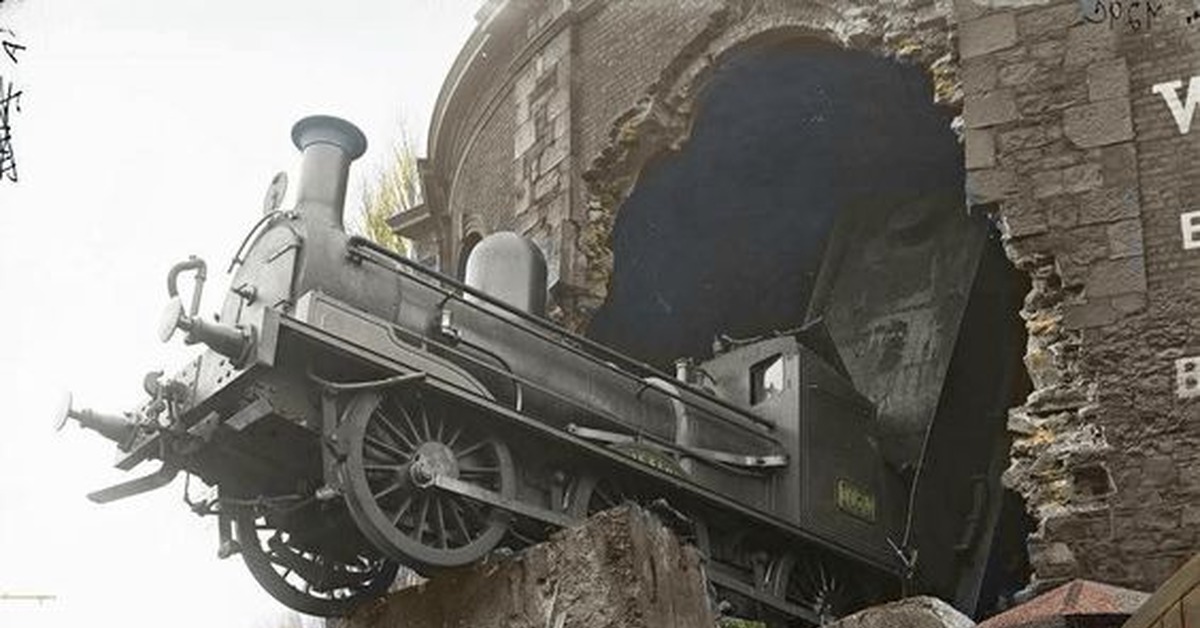Вали паровоз. Крушение поезда в Монпарнасе 1895. Крушение паровоза. Паровоз врезался в стену. Катастрофы Паровозов.