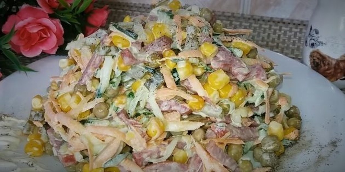 Салат с копченой кукурузой огурец. Салат с кукурузой, огурцами, горошком и колбасой. Салат с горошком и кукурузой и колбасой. Салат с колбасой и огурцами. Салат колбаса огурец горошек.