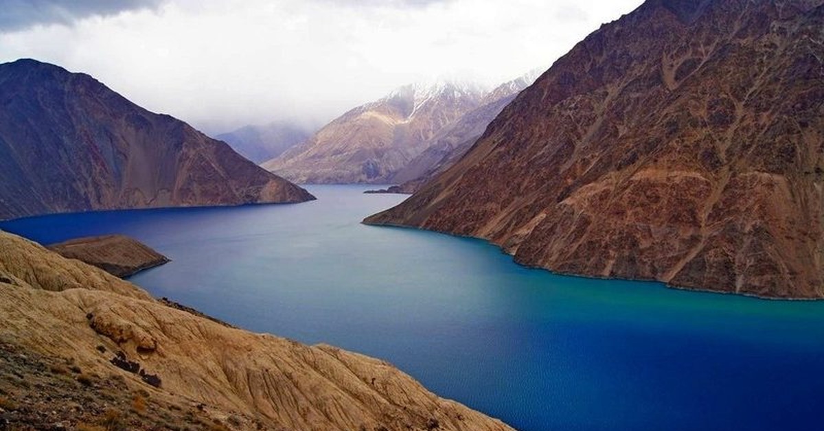 Сарезское озеро таджикистан. Озера Сарез в памире. Кули Сарез в Таджикистане. Озеро Сарез в Таджикистане. Кули Сарез озеро.