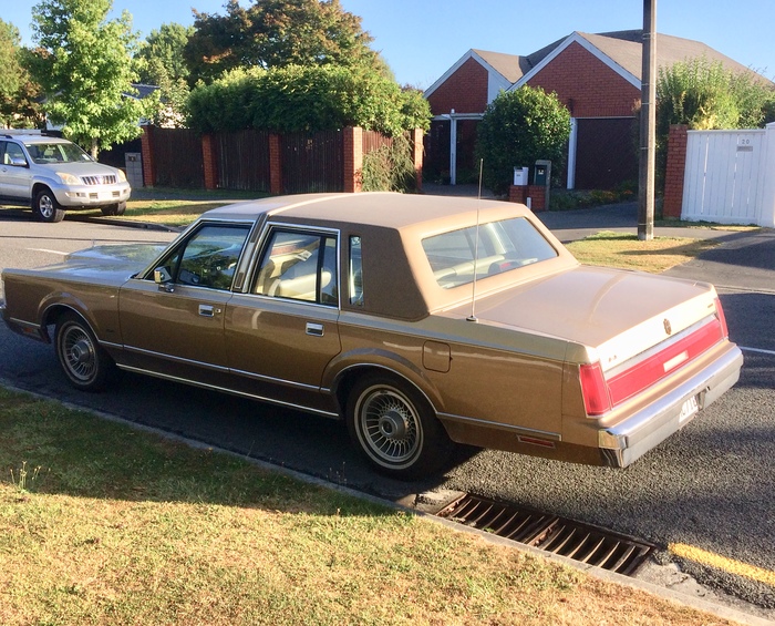 And this “city dandy” is the Lincoln Town Car, a luxurious handsome sedan with a frame chassis and a V8, produced since 1981 by Lincoln-Mercury. - My, , American auto industry, Automotive classic, , Longpost