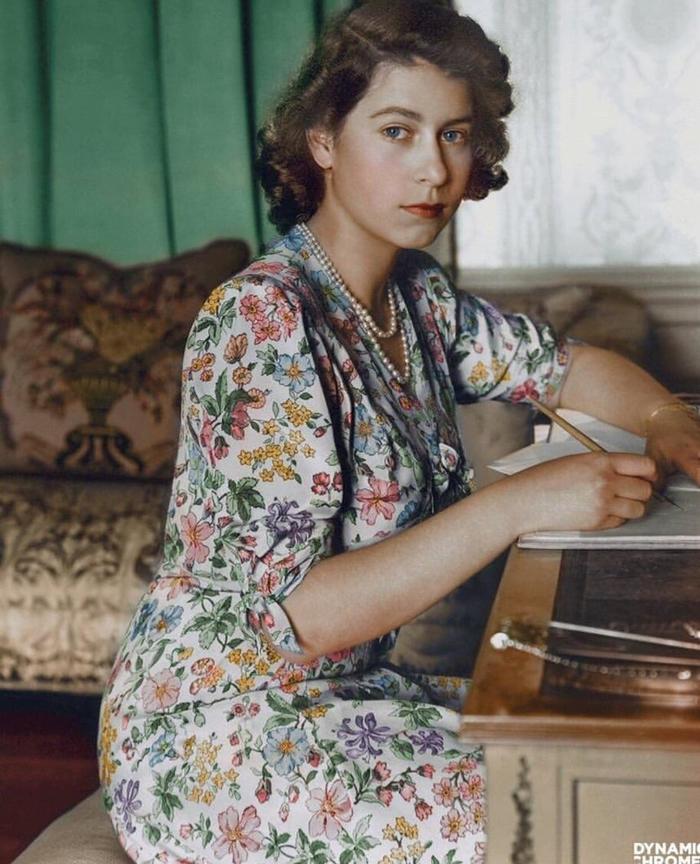 18 year old Queen Elizabeth II (1944) - Reddit, Queen Elizabeth II, , Old photo, 1944, 18 years, Colorization