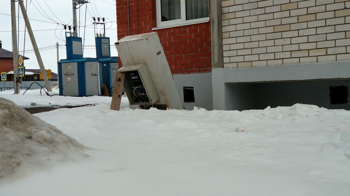 И палка по ГОСТу, все норм че. Или когда ПТЭЭП отдыхает. Угол новостройки