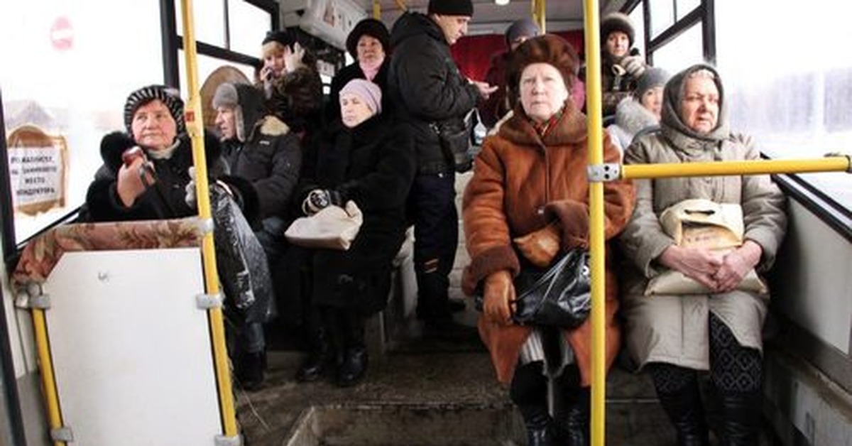 Москва дубай я еду тратить кучу бабок. Бабушка в автобусе. Бабушка в маршрутке. Бабки в маршрутке. Автобус с бабульками.