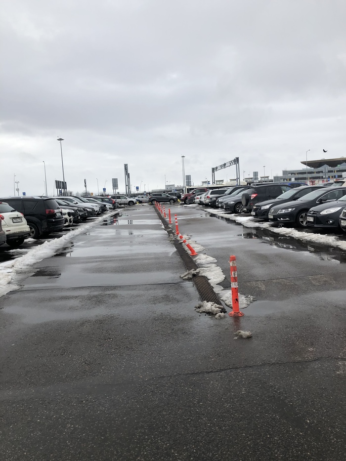 Pain in the Pulkovo parking lot! Who came up with those orange sticks?! - Pulkovo, Parking, Volitel, Pain