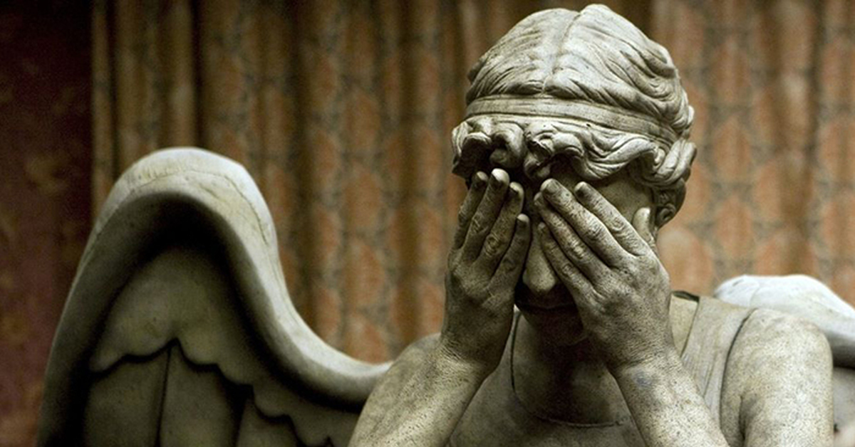 Top 10 statues that cried blood. Микеланджело Плачущий ангел. Скульптура плачущего ангела Микеланджело. Микеланджело Плачущий ангел статуя. Фейспалм Греческая скульптура.