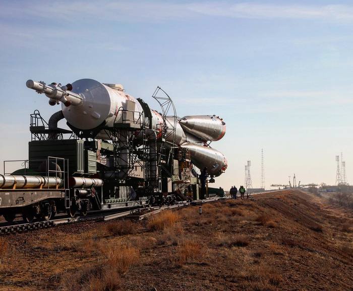 Removal of the Soyuz-FG carrier rocket with the Soyuz MS-12 spacecraft to the launch pad. - Roscosmos, Baikonur, NASA, ISS, Longpost