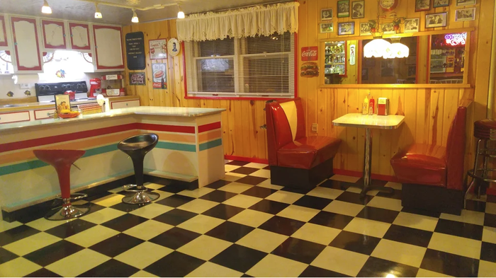 "Мои родители сделали в подвале забегаловку в стиле 50-х"