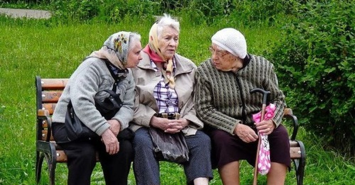 Бабушки спорят. Старушки у подъезда. Две бабки на скамейке. Бабки на лавке. Две бабушки на скамейке.