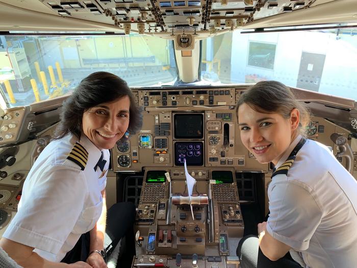 Mother and daughter piloting a Delta Air Lines Boeing 757 together - Airplane, Female, Family, Pilot, Boeing, Twitter, USA, Women