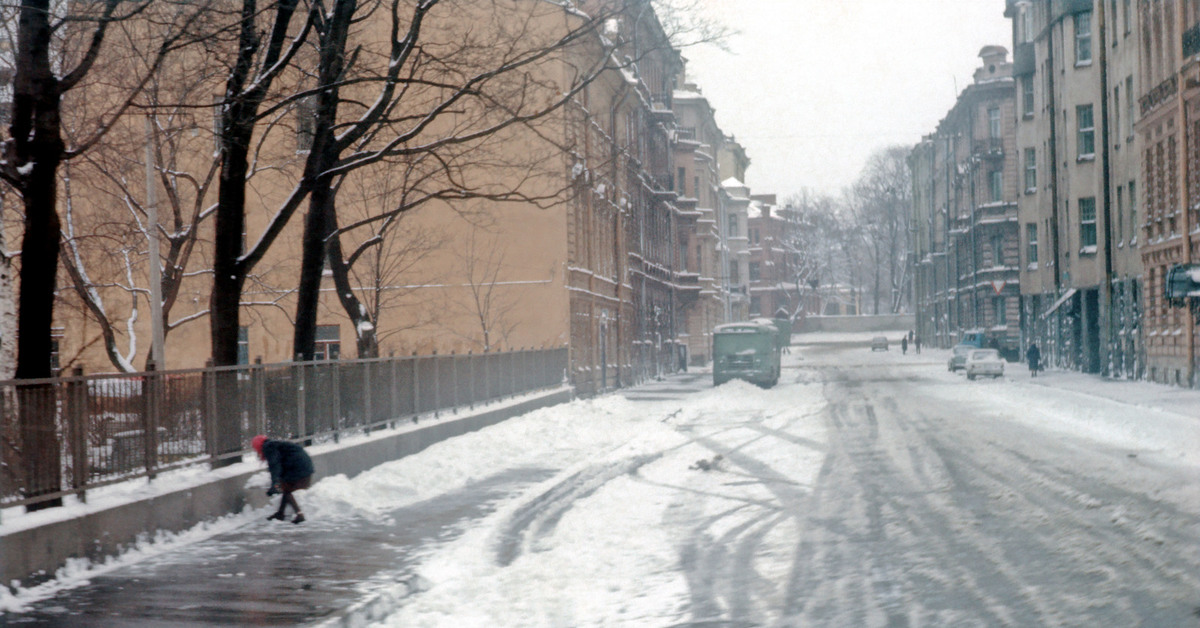 Он принесет на раскаленные улицы снег. Ленинград зима 1976 года. Слякоть в Питере. Улица зимой. Снежный переулок.