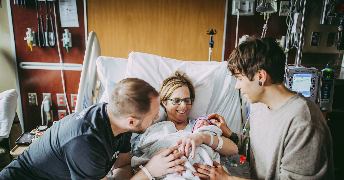 родители с младенцем. целуют малыша в щнчки родители видео. родители с младенцем. рожу ребенка от молодого. дети от суррогатных матерей.