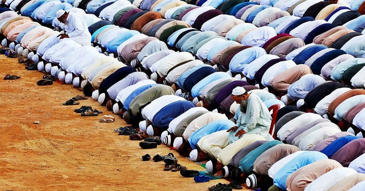 Таравиз намаз. Мусульманин молится. Что такое намаз у мусульман. Мусульмане молятся в мечети. Мусульмане молятся на Восток.
