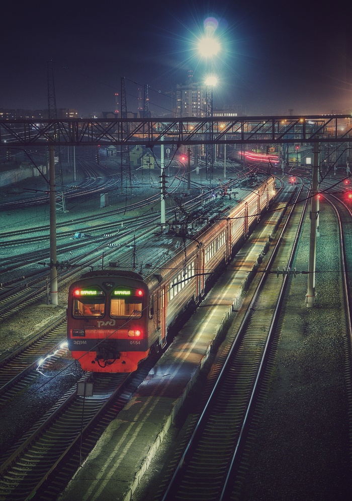 Rail Runner - My, The photo, Night, A train, Railway station, Urbanism, Transport