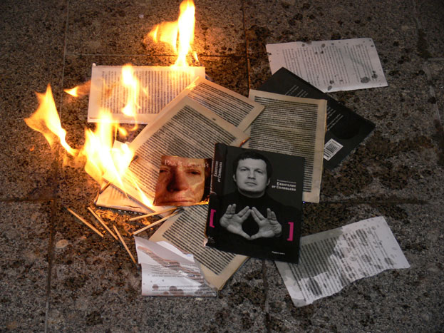 451 degrees Fahrenheit - Bonfire, Books, Auto-da-fe, Longpost