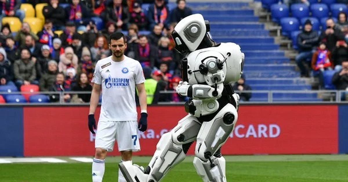 Роботы играют в футбол. Робот Алеша. Русский робот Алеша. Современные роботы. Робот на футбольном поле.