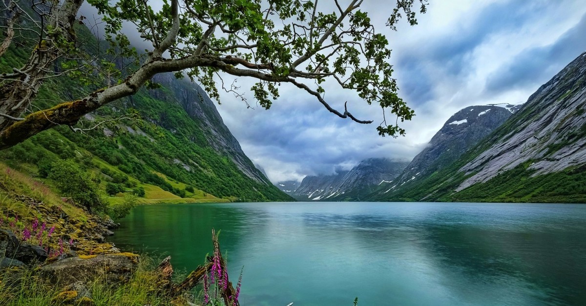 Стиль близкий природе 10 букв. Норвегия озеро МЬЕСА. Озеро рёссватн Норвегия. Озеро в Норвегии Фьорд. Скандинавия фьорды.