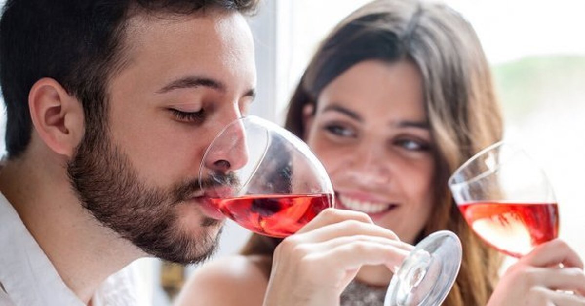 Он старше и пьет. Мужчина и женщина с бокалами. Мужчина женщина вино. Мужчина пьет вино. Пара пьет вино.