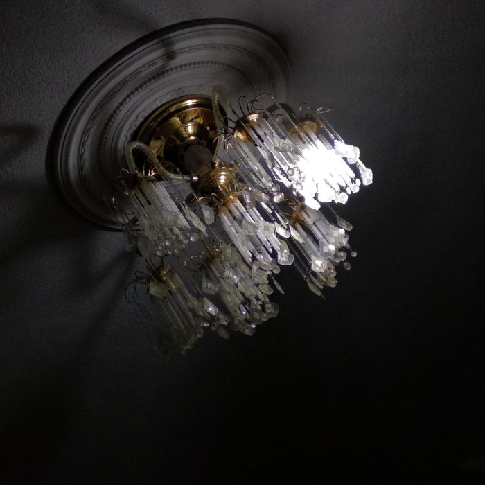 Each has a chandelier with one working lamp - My, The photo, Housing problem