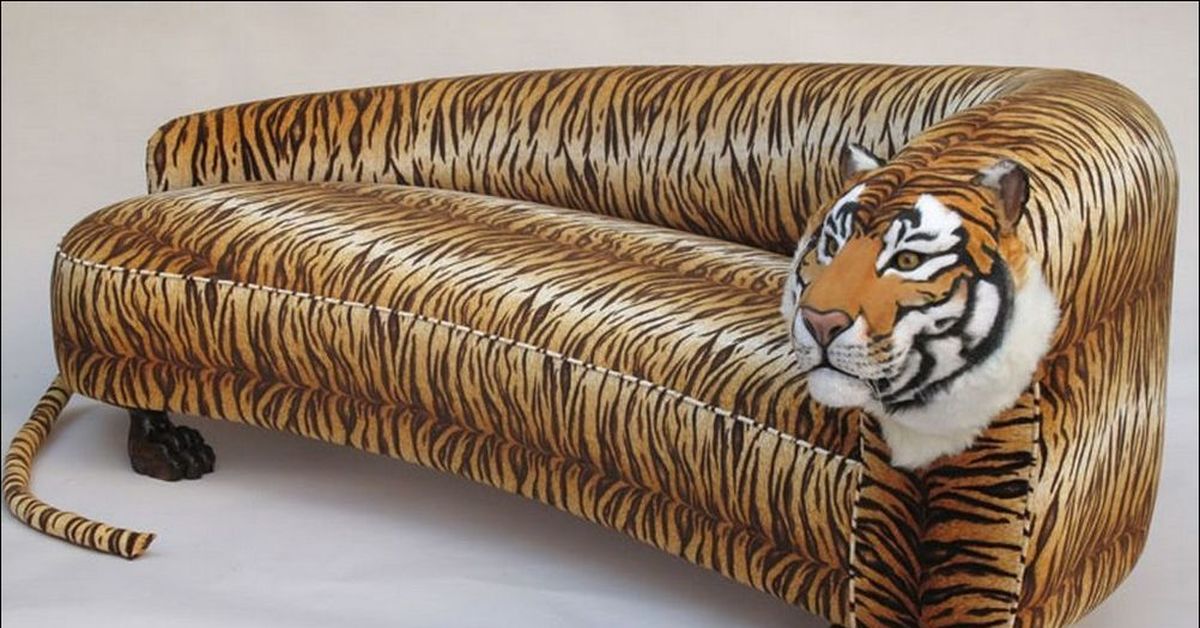 Рулет мем. Тигр на диване. Необычная мягкая мебель. Тигровый диван. Диван угловой тигровый.