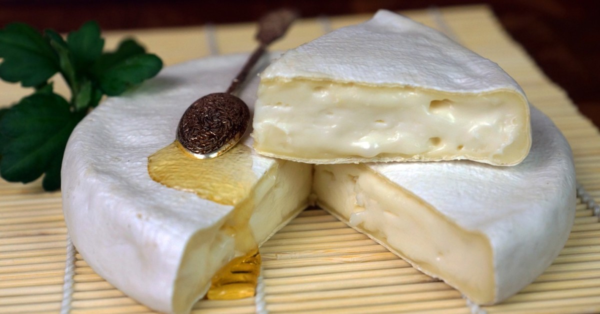 Сыр бри в духовке рецепт. Французский сыр камамбер. Сыр с белой плесенью камамбер. Camembert | камамбер. Вьё Булонь сыр.
