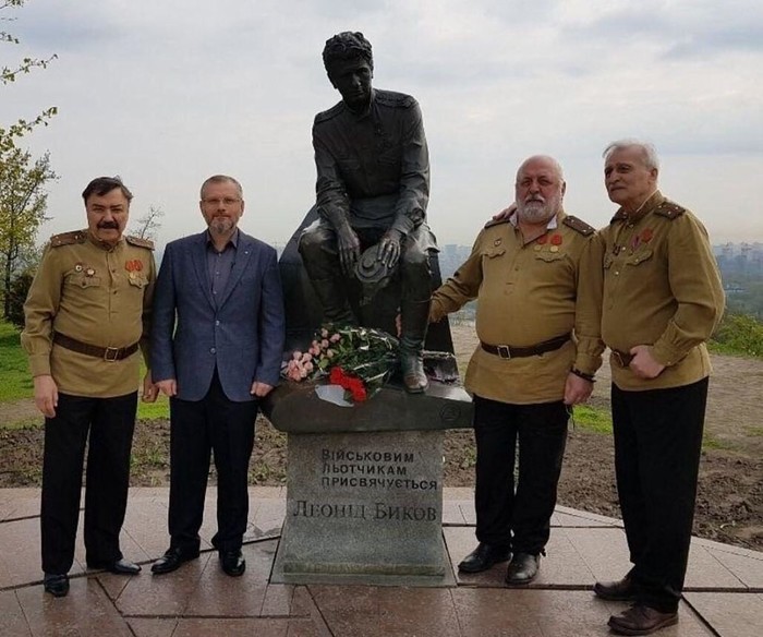 The surviving actors of the film Only Old Men Go to Battle, near the Maestro monument... - Only old men go to battle, Pilots, Movies, Soviet cinema, Leonid Bykov