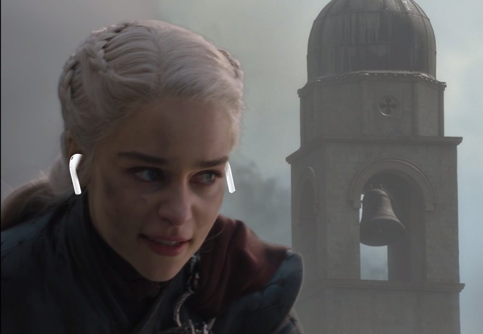 О боже, у Дени эйрподсы, она не слышит колокола