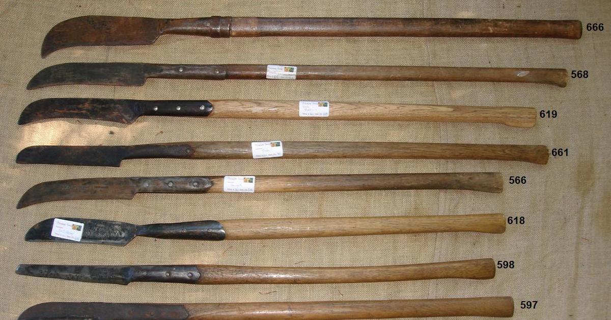 Нож косарь. Деревянное копье. Старинные сельскохозяйственные инструменты. Рогатина деревянная. Деревянная Рогатина оружие.