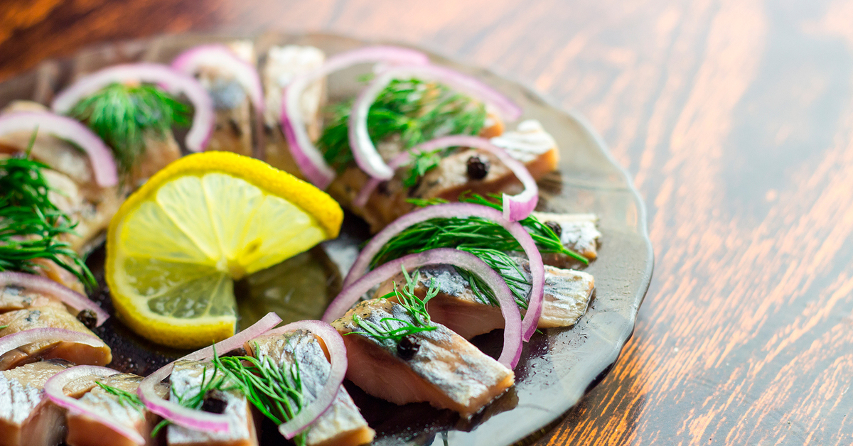 Салат под водочку с селедкой. Сельдь в горчичном соусе. Малосольная селедка. Селедка филе с луком. Селедочка вкусно.