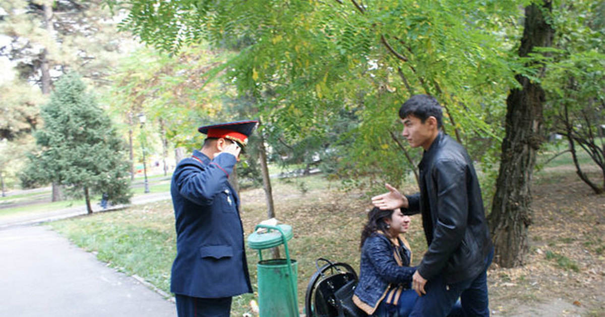 криминальная полиция казахстана. пассажиры в масках в автобусе. казахстан люди в масках. курилки в парках.