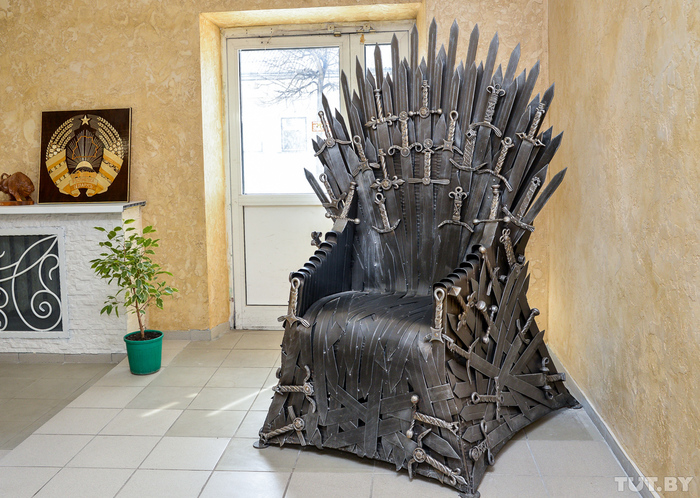 В Бобруйске сделали копию железного трона