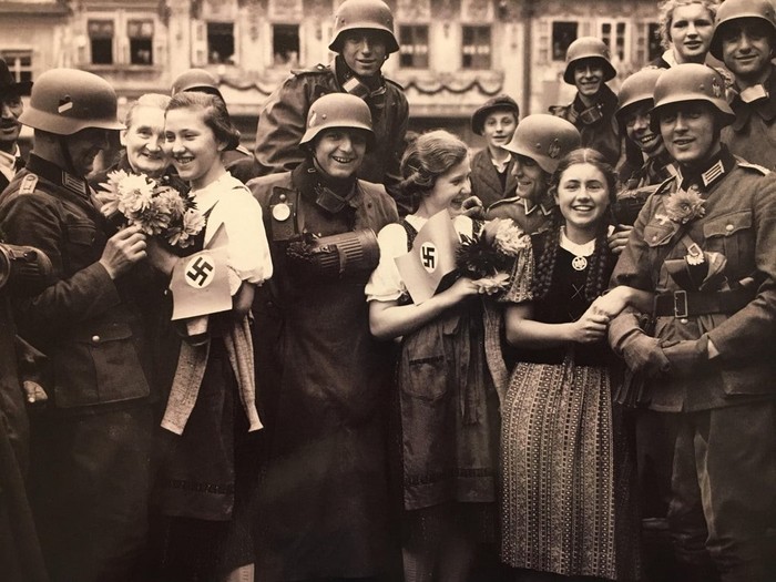 Local girls greet German soldiers, Sudetes, Czechoslovakia, October 1938 - The photo, Girls, The soldiers, Czechoslovakia, Germans, Sudetenland