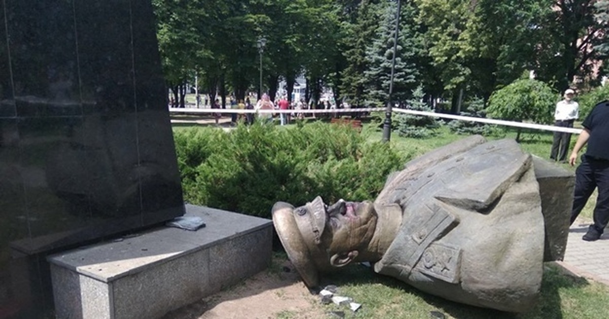 Осквернили памятник жукову. В Харькове снесли памятник Жукову. Снесли памятник Жукову на Украине. Снос памятника Жукову в Харькове.