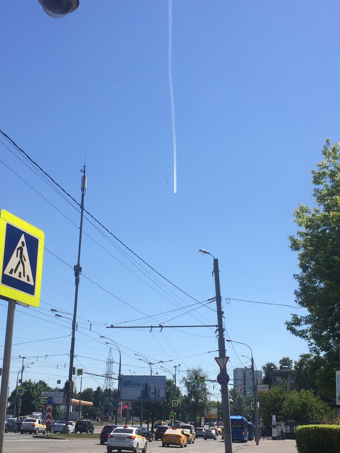 The trail from the plane looks like a meteorite fall o_O - My, The photo, Airplane, Condensation trail, Longpost