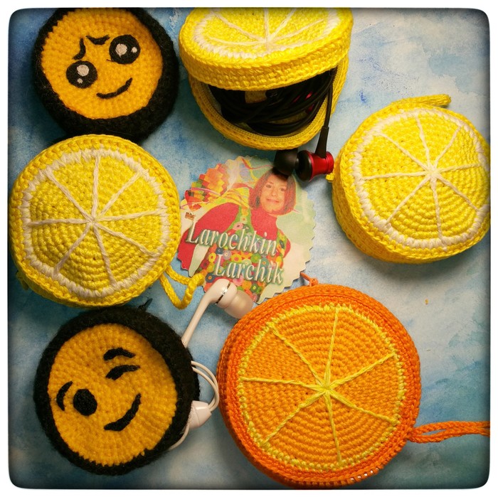 Для наушников и шнуров чехольчики.