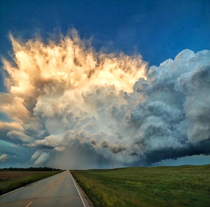 Cloud over South Dakota looks like an explosion from an action movie - Clouds, South Dakota, USA, Sky, Nature, Unusual, Similarity