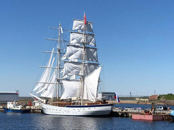 Simbol "Scarlet Sails" brigme "Rusija" stao je na popravak