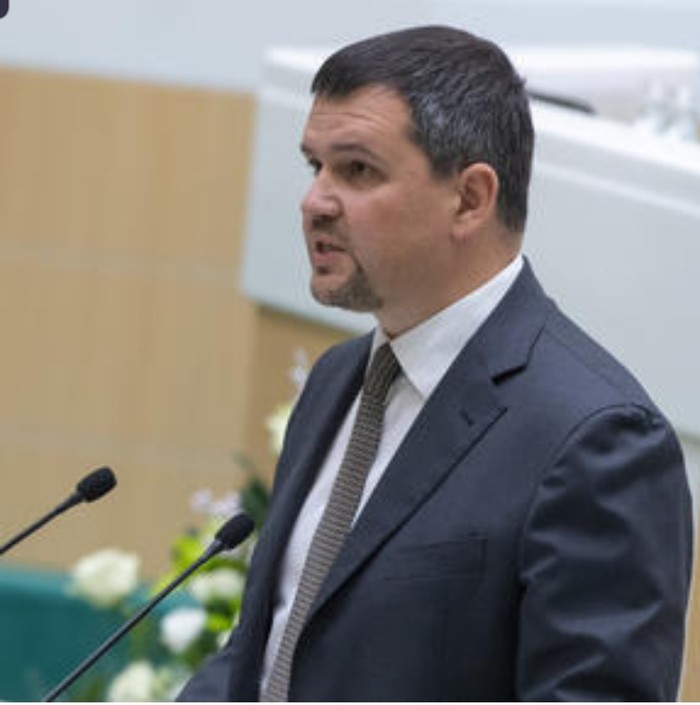 Вице-премьер Максим Акимов о молодежи: "Я им что на госслужбе предложу? Они живут в шортах"