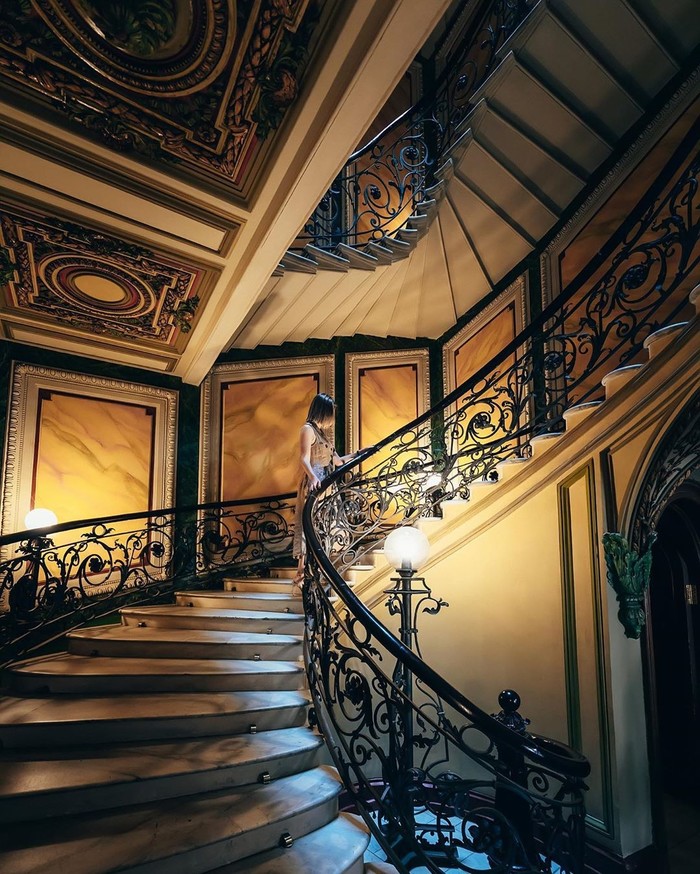 On the front staircase of the Eliseevs' apartment building - ITMO University. - Stairs, Apartment building, Beautiful girl, Stranger, Longpost, Saint Petersburg